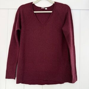 ✨ GAP Burgundy Textured V Neck Sweater — Size S ✨